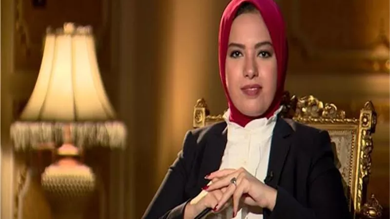 مذيعة 