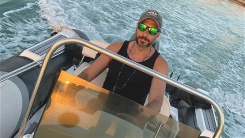 شاهد... أحمد السعدنى يستمتع بإجازته الصيفية على متن مركب