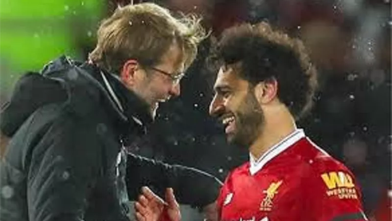 نجم المنتخب يكشف تفاصيل حديثه مع كلوب عن محمد صلاح