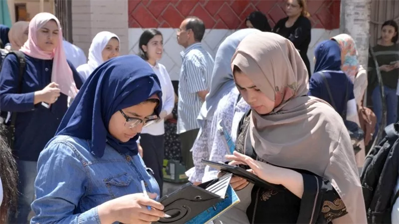 طلاب الثانوية العامة شعبة علمى رياضيات يؤدون اليوم امتحان الديناميكا