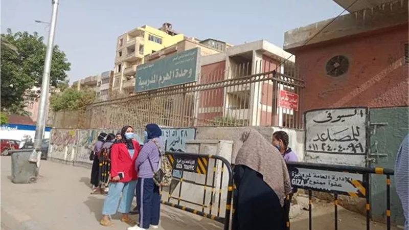 توافد طلاب الثانوية العامة على اللجان لاداء امتحان مادة الديناميكا