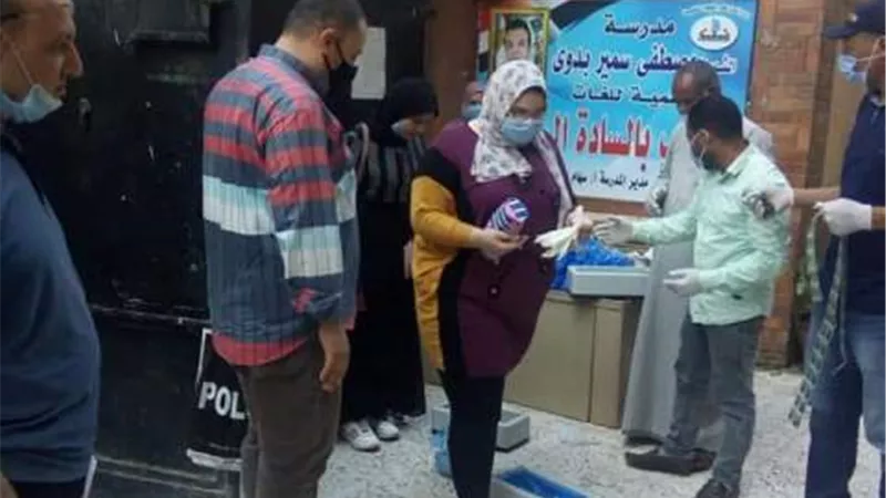 وكيل تعليم كفر الشيخ تتابع توزيع صناديق الأسئلة ونقل طلاب بيلا وتعقيم الطلاب