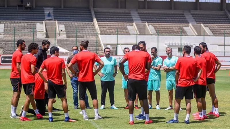 مدرب عام الاهلى يعقد جلسة مع اللاعبين قبل المران الصباحى