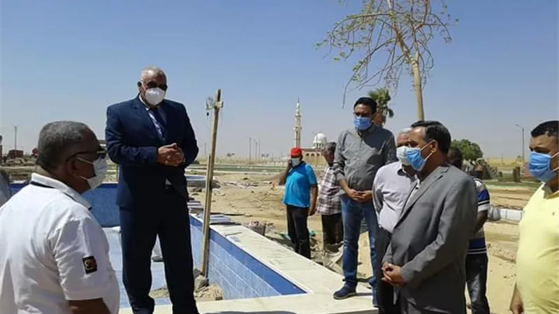 محافظ الوادى الجديد يتفقد حديقة المطار ويوجه بتذليل العقبات أمام المرافق.. صور