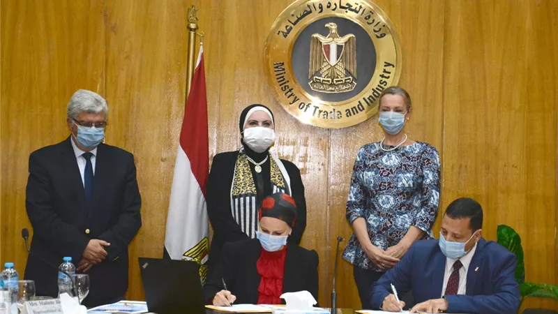 جامع: إنشاء منصة الكترونية لتبادل المخلفات الصناعية ومركز متخصص لتبنى أفكار الشباب