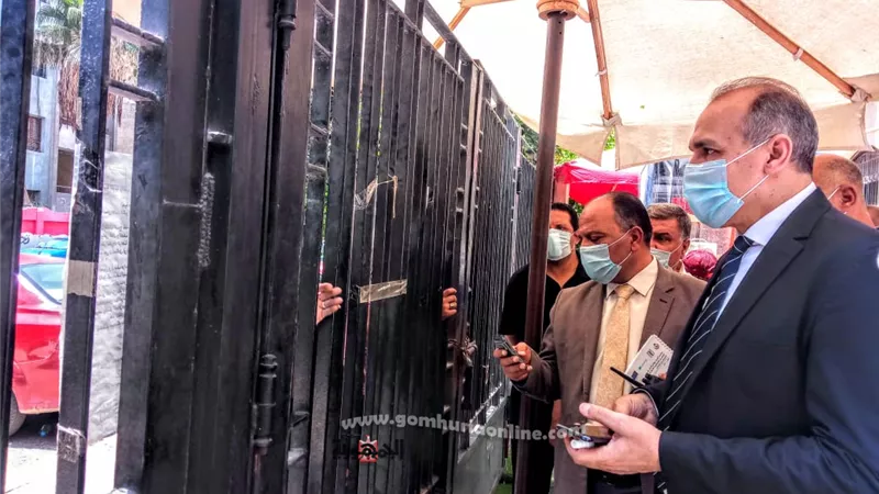 وكيل أول وزارة تعليم بالقاهرة يتلقى الشكاوى بنفسه من أولياء الأمور من أمام أبواب المديرية بالصور