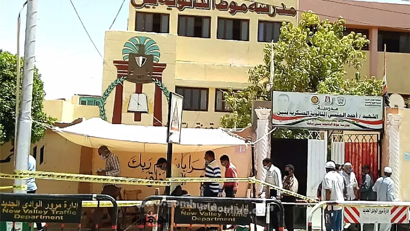 طلاب الديناميكا فى حيرة.. والوزير يكشف الغموض بحذف سؤال فى الوادى الجديد.صور