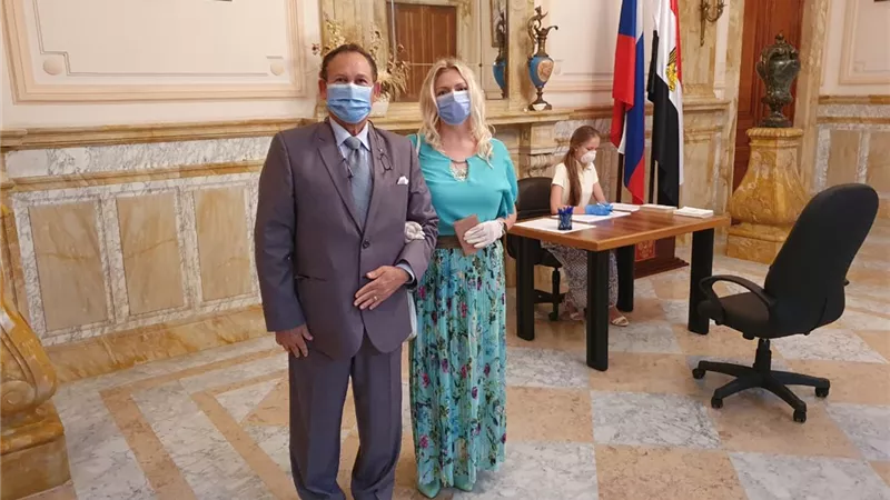 زوجة المستشار خفاجى تدلى بصوتها على التعديلات الدستورية الروسية بالإسكندرية
