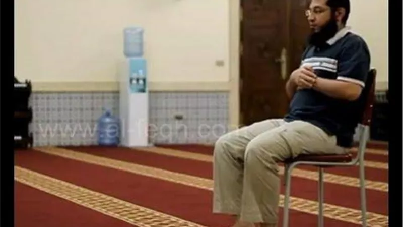 مباح في هذه الحالة فقط.. حكم الجلوس في الصلاة بدون عذر