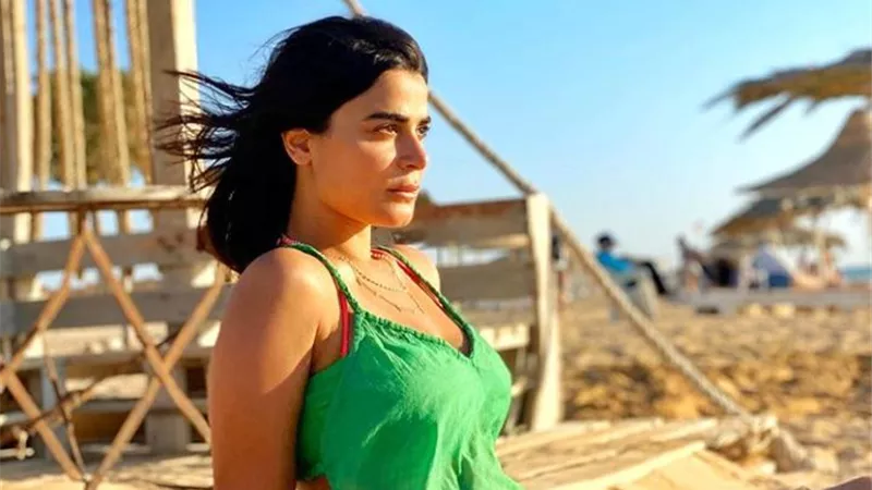 شاهد .. رانيا منصور تشعل انستجرام بإطلالة ساحرة على البحر