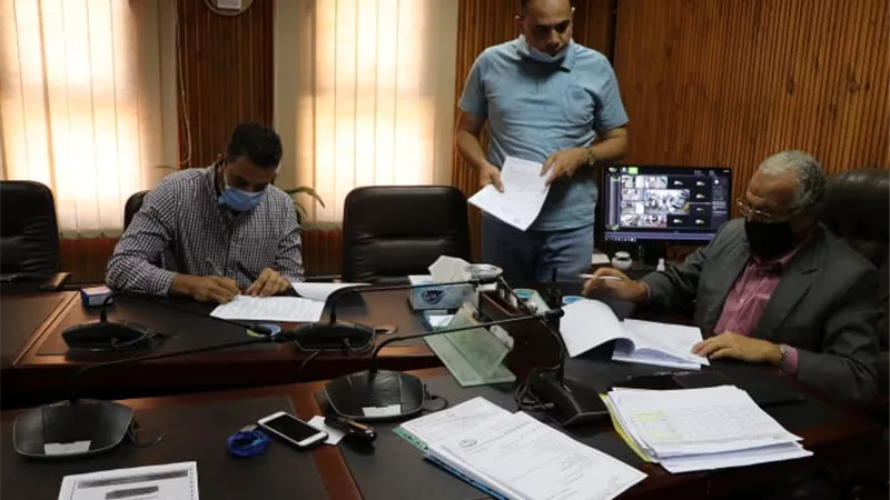 مياه الشرقية توقع عقودا لمشروعات شبكات الصرف الصحى بكفر الفرايحة