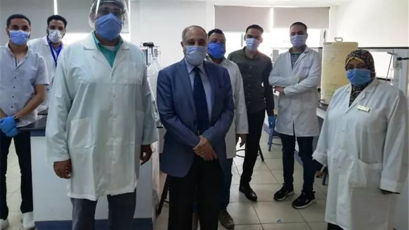 صيدلة جامعة بدر تنتج المطهرات استعداداً لامتحانات الفرق النهائية ومحاربة كورونا.. بالصور