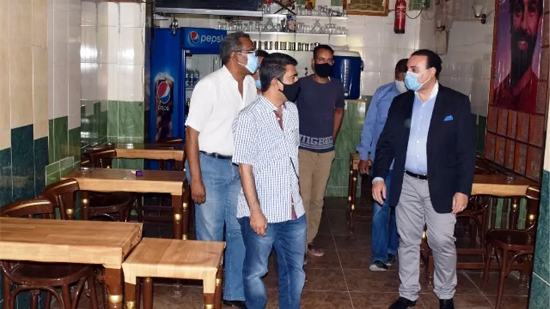 نائب محافظ يتفقد الإجراءات الإحترازية بمقاهى وكافيتيريات البياضية.. بالصور