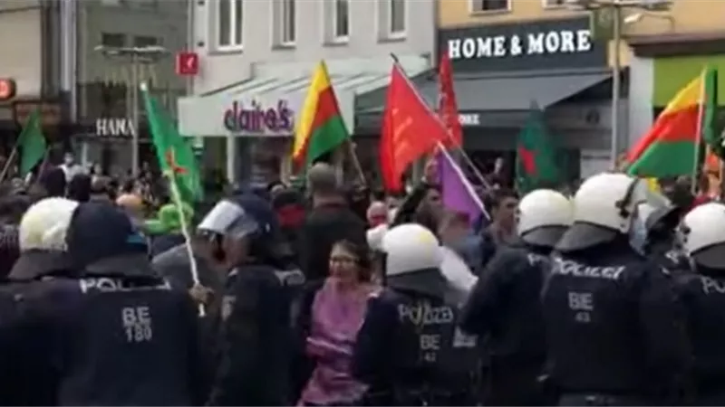 تفاصيل اعتداء انصار اردوغان على مسيرة كردية لحقوق الانسان بالنمسا ..