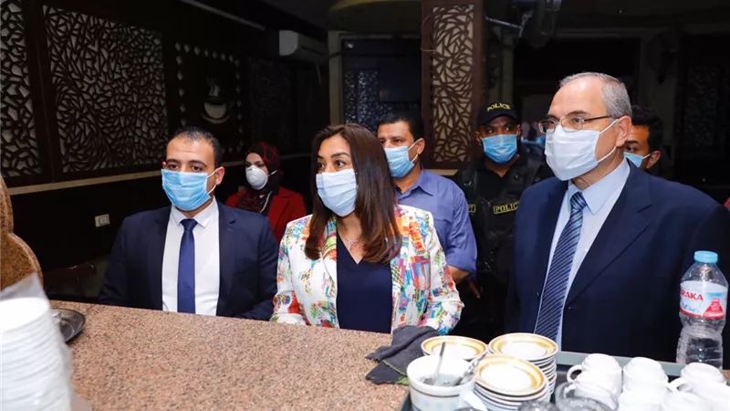 محافظ دمياط تفاجئ المقاهى و المطاعم لمتابعة تطبيق الإجراءات الإحترازية والصحية