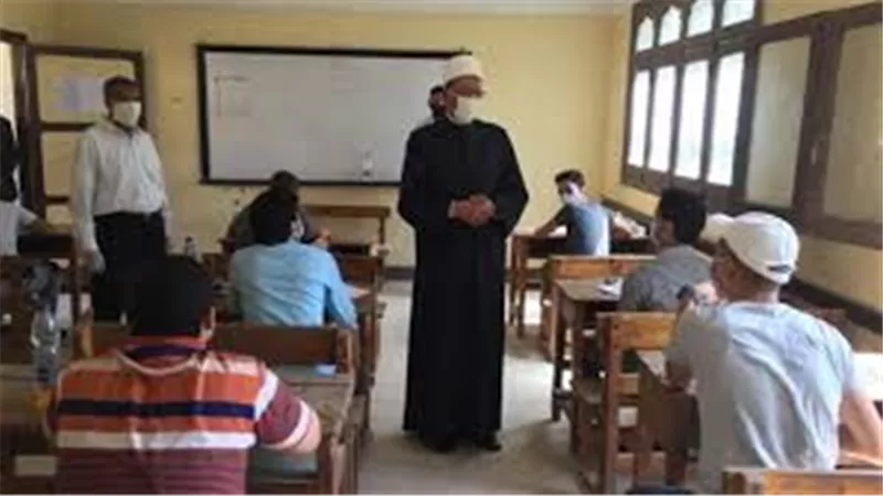 طلاب القسم الأدبى الثانوية الأزهرية يؤدون امتحان مادة القران الكريم