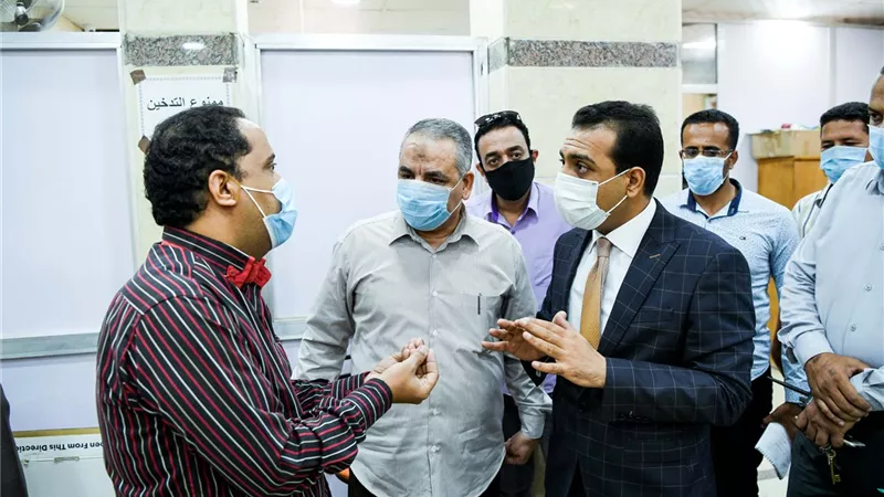 نائب المحافظ يتفقد المركز التكنولوجي لخدمة المواطنين بمركز دشنا