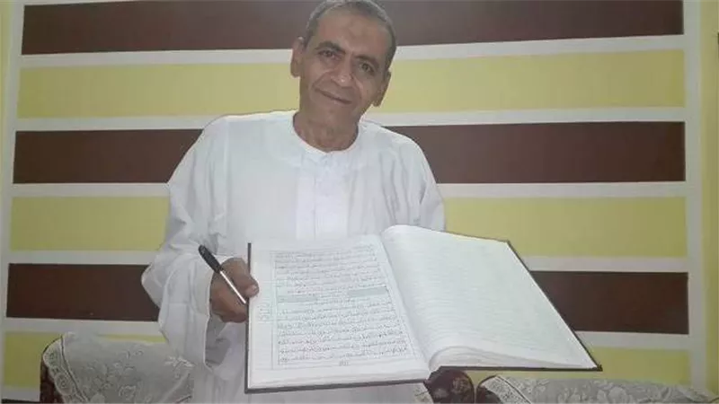 ابن منفلوط خط المصحف بيديه 4 مرات.. ويحلم باهداء الرابعة للإمام الأكبر شيخ الأزهر