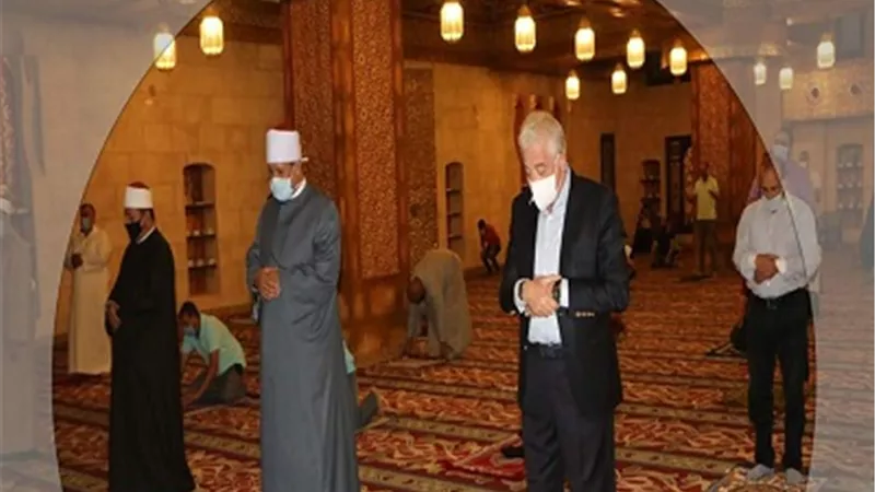 فوده يؤدي صلاة المغرب بمسجد الصحابة بشرم الشيخ ويتابع الإجراءات الإحترازية