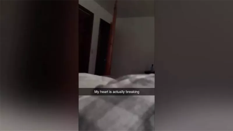 سيدة حامل تتفاجأ بشبح يتسلل نحو سريرها.. شاهد