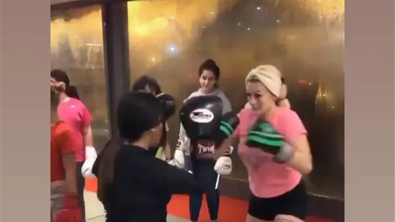مقاتلة بلجيكية تتجه للأعمال الإباحية بسبب خسارتها في أزمة كورونا