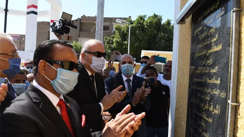 محافظ قنا يفتتح مشروع الصرف الصحى بالشوينة بقنل