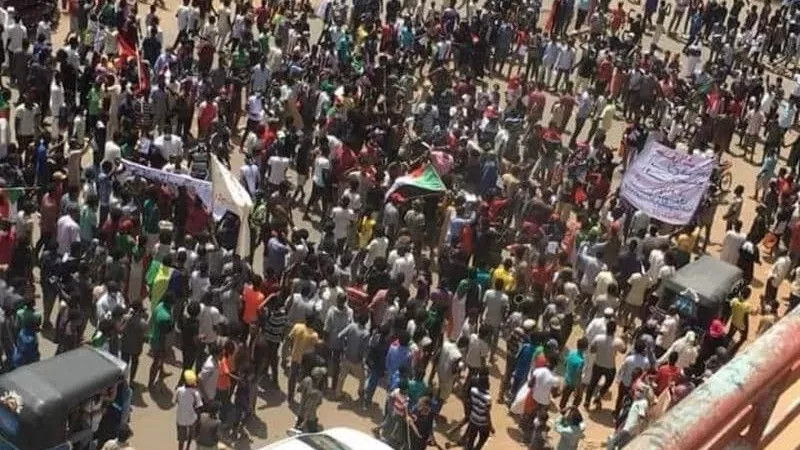 شوارع الخرطوم تلتهب.. مليونية 30 يونيو تنطلق بحشود ضخمة