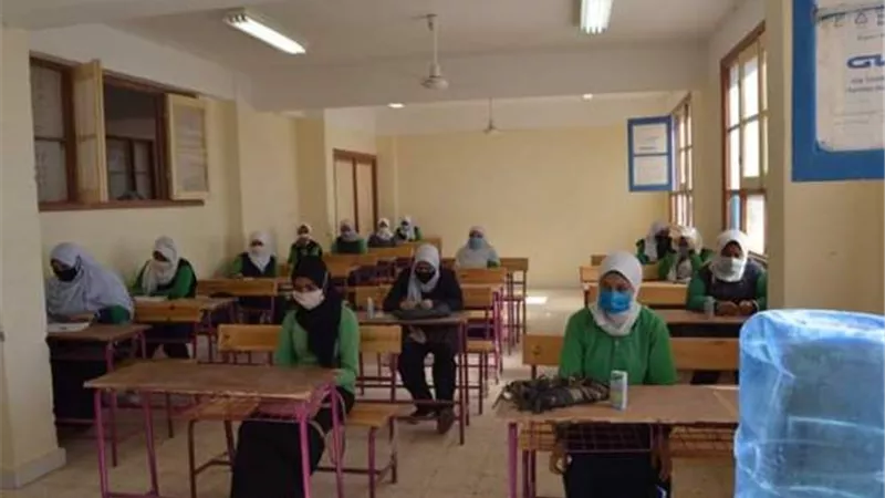 رئيس مركز باريس يتفقد لجان امتحانات الشهادة الأزهرية والفنية بالوادى الجديد.صور