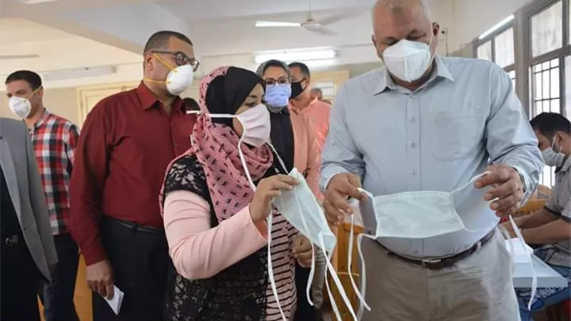 انتاج 75 الف كمامة طبية وطرحها بمنافذ بيع مخفضة للمواطنين بالوادى الجديد.