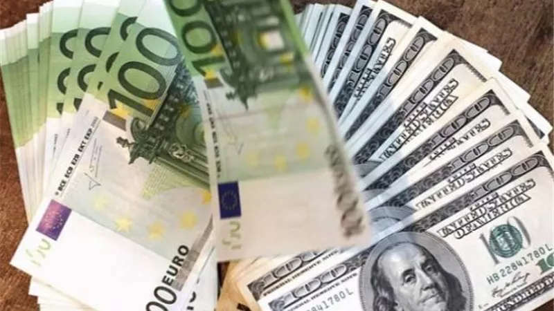 الدولار يترقب بيانات التصنيع والوظائف الأمريكية