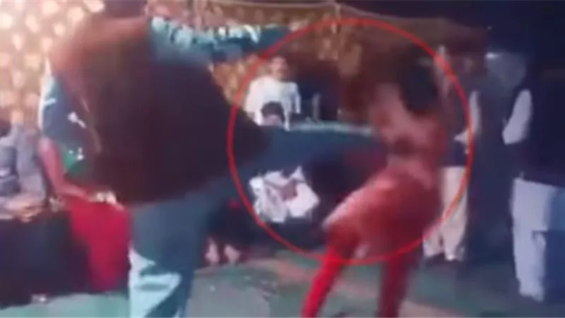 ركلة مؤلمة لراقصة خلال زفاف باكستاني.. فيديو