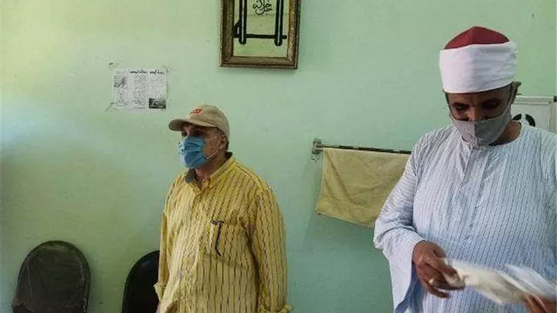 قيادات المنطقة الأزهرية بالاقصر تتابع دخول الطلاب للجان بالبياضية