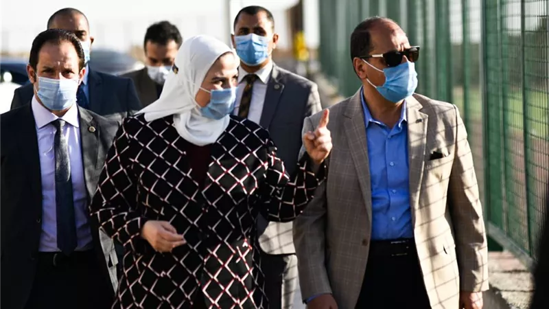 وزيرا الشباب والتضامن في جولة تفقدية بحي الاسمرات