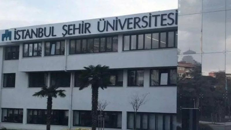 انتقاما من المعارض داوود اوغلو .. اردوغان يغلق جامعة وسط إسطنبول