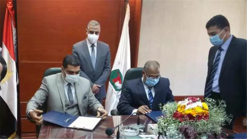 بروتوكول تعاون بين القوى العاملة والمياه والصرف لإنتاج كمامات بسوهاج..صور