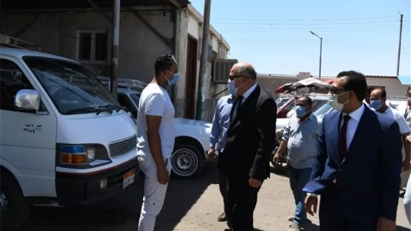 الداودى يتفقد مجمع المواقف بقنا