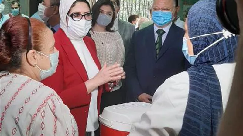 وزيرة الصحة ومحافظ القاهرة يطلقان حملة التطعيم ضد شلل الأطفال بالنزهة .صور