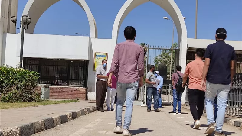 التزامة الطلاب بالاجراءات الاحترازية فى اول ايام الامتحانات