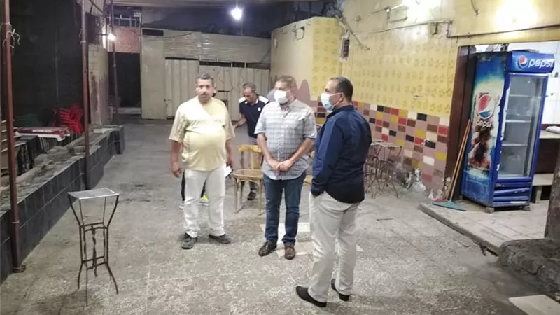 سعداوي يتابع تنفيذ قرارات عودة العمل بالمقاهي والمطاعم بالسويس