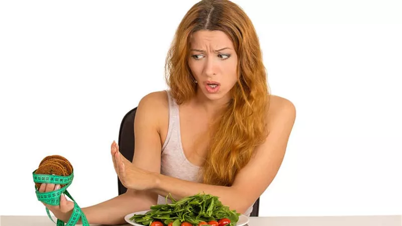 4 أطعمة يمكن تناولها أثناء الدايت...أغربها السكر والألبان كاملة الدسم