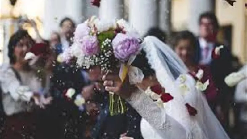وفاة العريس وإصابة 95 من المدعوين بكورونا في حفل زفاف