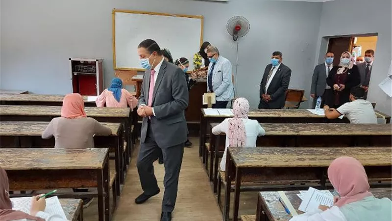 رئيس جامعة بنها يتفقد امتحانات الفصل الدراسى الثاني بكلية الاداب