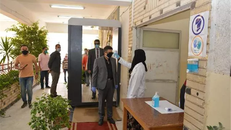 رئيس جامعة دمياط يتفقد امتحانات الفرق النهائية.صور