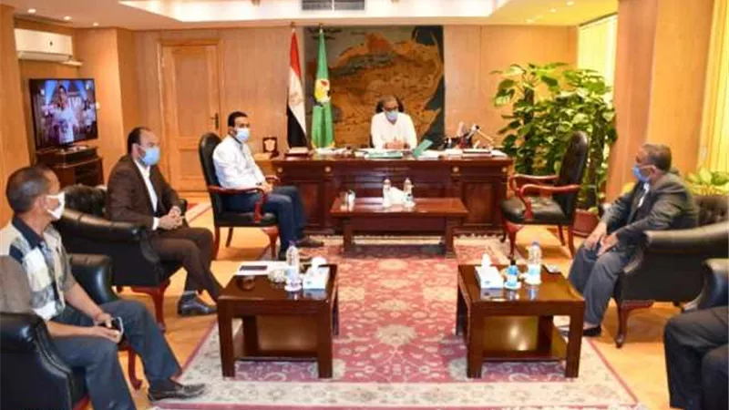 محافظ الفيوم يؤكد على التواجد الميداني لرؤساء الوحدات المحلية