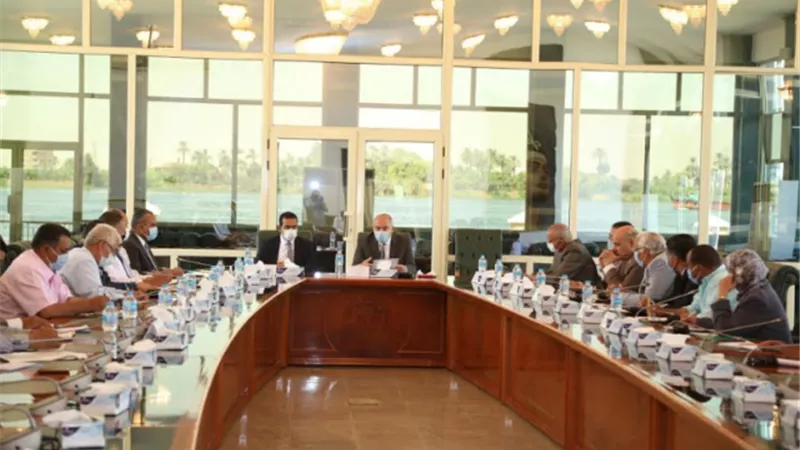 محافظ قنا يبحث آليه تنفيذ الخطة الاستثمارية الجديده للعام 2020/2021