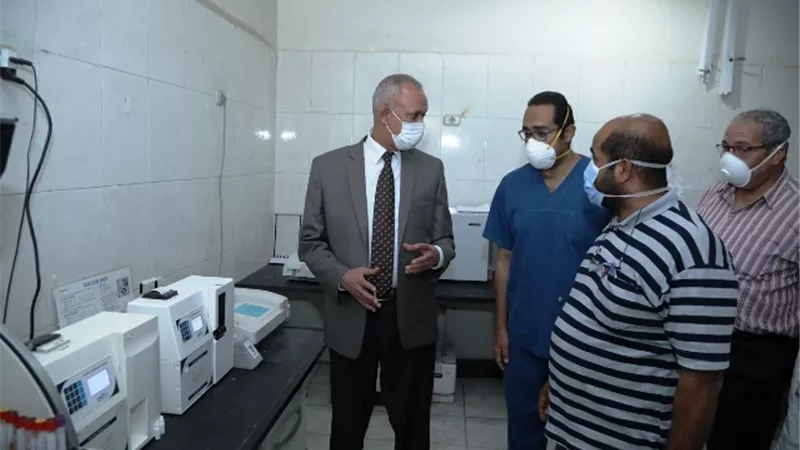 السكرتير العام يزور مستشفى قنا العام لمتابعة مدى التزام الفريق الطبي