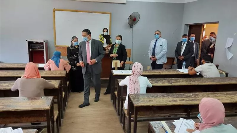 رئيس جامعة بنها يتفقد امتحانات الفصل الدراسى الثاني بكلية الاداب