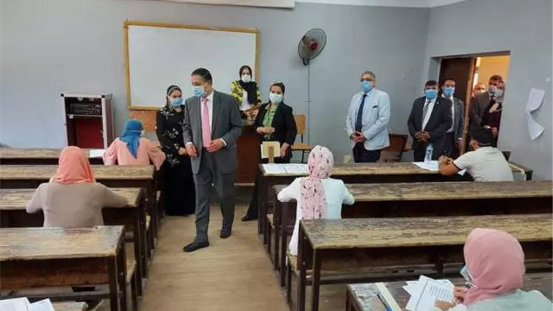 رئيس جامعة بنها يتفقد امتحانات الفصل الدراسى الثاني بكلية الاداب