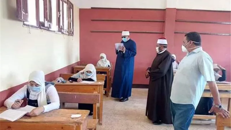 رئيس المنطقة يتابع إمتحانات الثانوية الأزهرية بمعاهد الوادى الجديد .صور