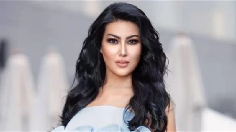 بمايوه برتقالى.. سمية الخشاب تخطف الانظار